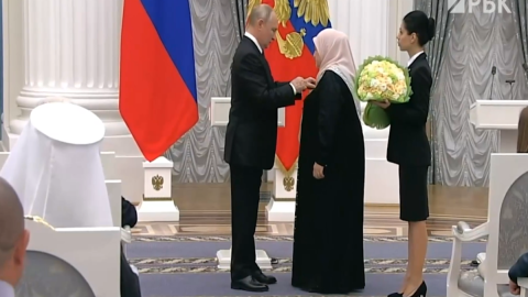Putin Kadırovun anasını təltif etdi - VİDEO