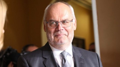 Estoniya prezidentinin səfərə getməyə pulu yoxdur
