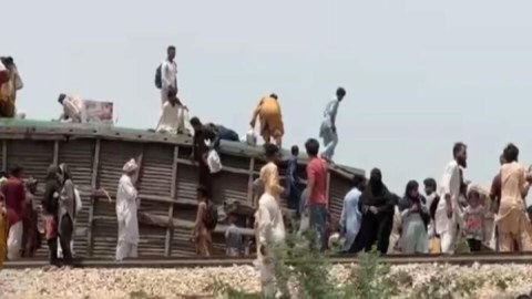 Pakistanda qatar relsdən çıxdı - 30 ölü, 80 yaralı