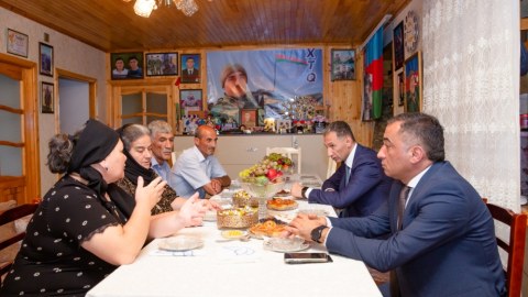 Nazir Xızıda şəhid ailələrini ziyarət edib