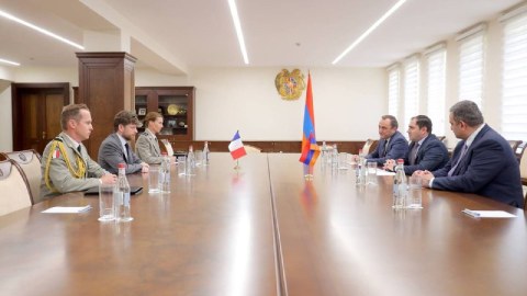 Papikyan Fransa səfiri ilə hərbi əməkdaşlığı müzakirə etdi