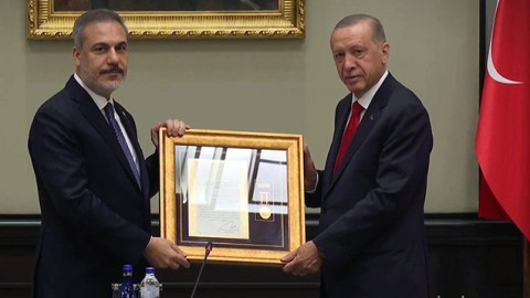 Ərdoğan Hakan Fidanı təltif etdi 