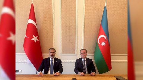 Ceyhun Bayramov Hakan Fidanı təbrik etdi 