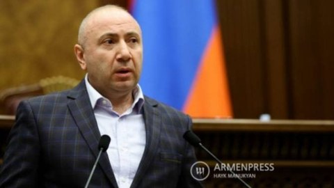Ermənistanda deputat istefa verdi