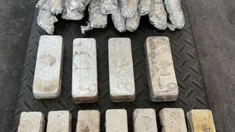 Ölkəyə gizli yolla 37 kiloqram gümüş gətirmək istədilər