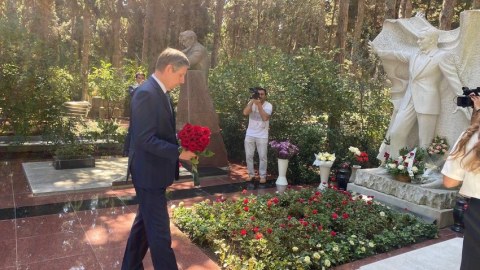 Rusiyanın səfiri Müslüm Maqomayevin məzarını ziyarət etdi