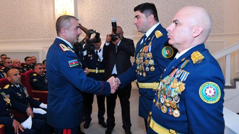 Yeni generallara rütbələri təqdim edildi