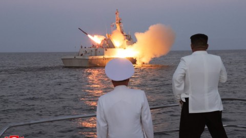 Kim Çen İn qanadlı raketlərin buraxılmasını izlədi - FOTOLAR