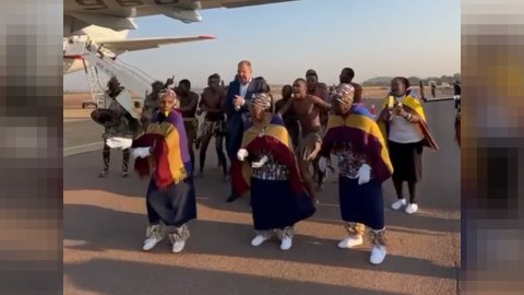 Lavrov afrikalılarla rəqs etdi - VİDEO