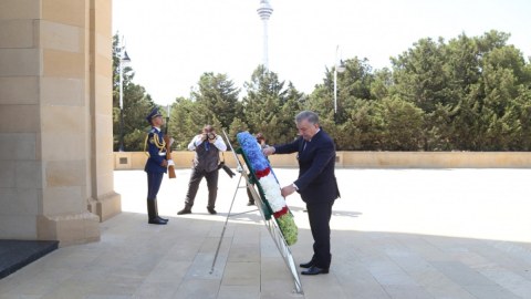 Özbəkistan Prezidenti və xanımı Şəhidlər xiyabanında - FOTOLAR
