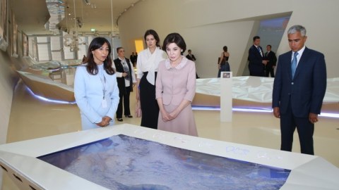 Özbəkistan Prezidentinin xanımı Heydər Əliyev Mərkəzi ilə tanış oldu