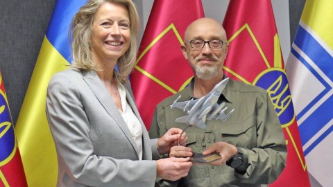 İlk F-16 Niderlanddan Ukraynaya gəldi! - Reznikovdan maketli FOTO