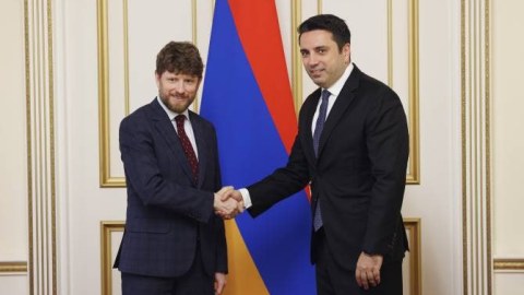 Erməni spikerlə fransız səfir BİR ARADA