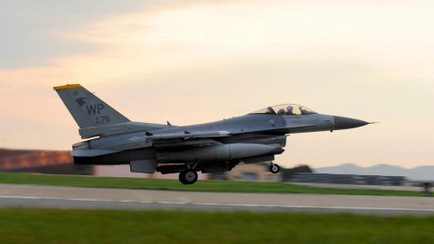 Daha bir ölkə Ukraynaya F-16 verəcək