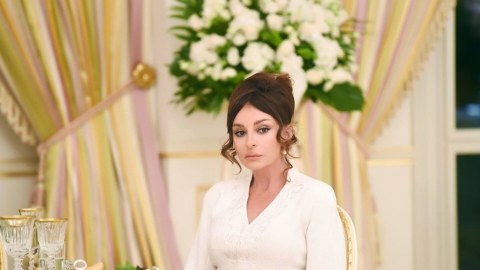 Azərbaycan ağsaqqallarından Birinci Xanıma TƏBRİK