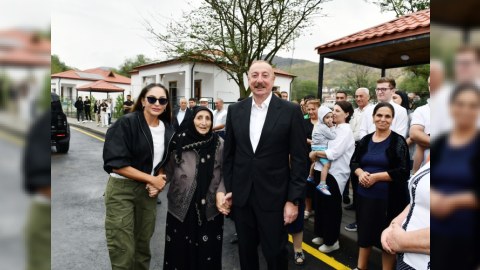 Prezident və birinci xanımın sakinlərlə səmimi FOTOLARI