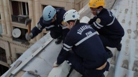 Köməksiz qalan 8 nəfər xilas edilib - VİDEO