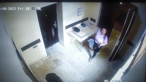 Qadın polis şöbəsinə narkotik keçirmək istədi - FOTO