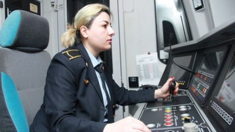Metronun ilk xanım maşinisti işdən çıxarıldı - Telefonla danışırmış...
