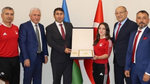 Cansu Bektaşa xüsusi hazırlanmış medal hədiyyə edildi