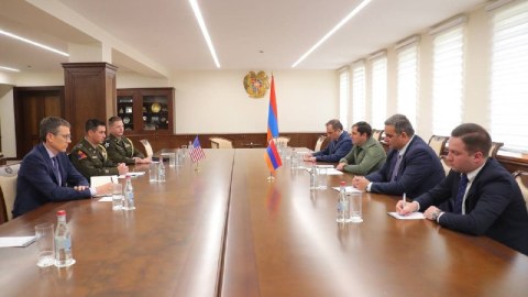 Papikyan ABŞ diplomatı ilə hərbi əməkdaşlığı müzakirə etdi