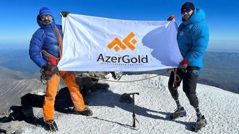 “AzerGold”un dəstəyi ilə qazimiz Elbrus zirvəsini fəth edib