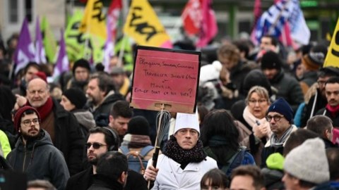 Fransanı yenidən etiraz nümayişləri bürüyür