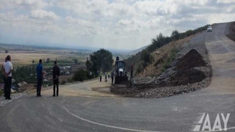 Şəkidə sel yollarda fəsadlar yaratdı