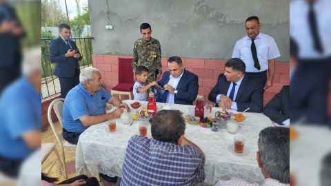İcra başçısı 1-ci sinfə gedəcək şəhid övladları ilə görüşdü