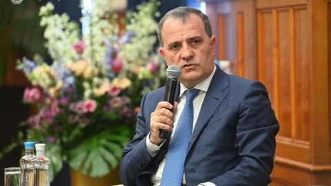 XİN başçısı konfransda çıxış etdi