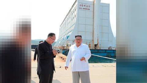 Şimal və Cənub arasında ÜZƏN HOTEL - Kim onu 