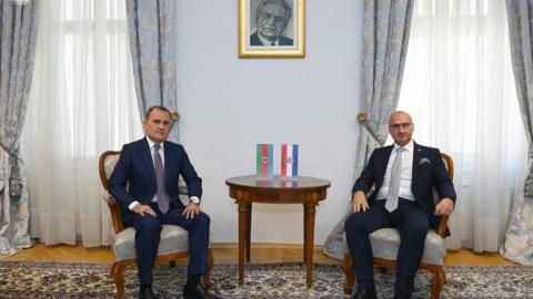XİN başçısı xorvatiyalı həmkarı ilə görüşdü