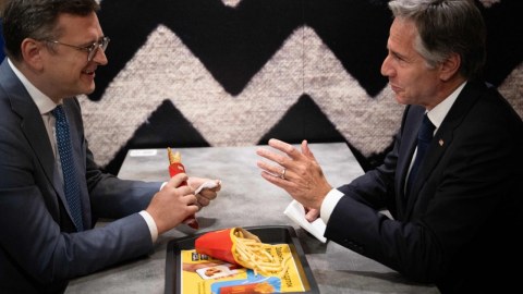 Blinken Kuleba ilə "McDonald's"da yemək yedi - VİDEO