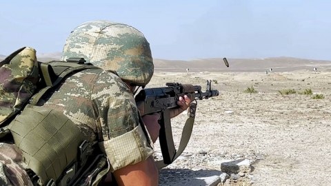 Kursantlar silahlarını döyüşə hazır vəziyyətə gətirdiər - VİDEO