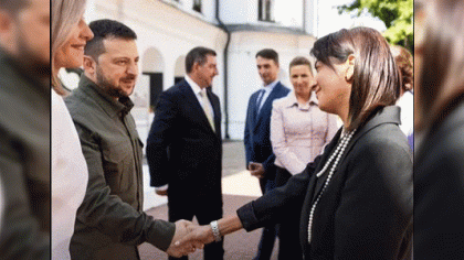 Anna Akopyan özünün Zelenskilərlə şəklini yaydı - FOTO