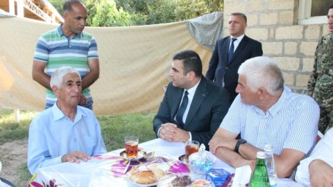 İcra başçısı şəhid atasını evində ziyarət etdi- FOTO
