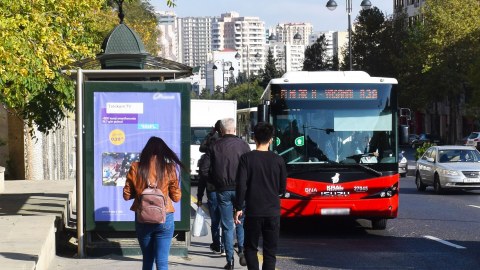Avtobuslar tıxacda, sərnişinlər dayanacaqlarda qalıb