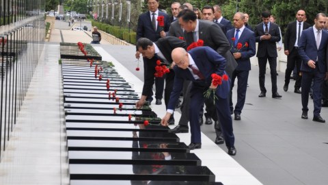 Türk dövlətlərinin nazirləri Şəhidlər xiyabanında - FOTO