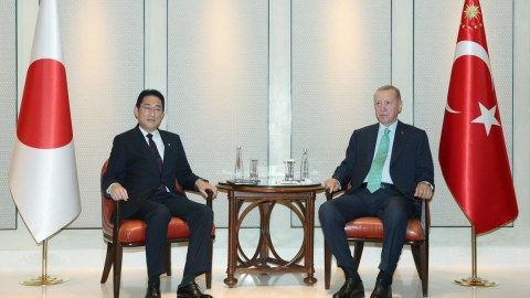 Ərdoğan baş nazirlə qlobal məsələlərdən danışdı