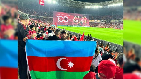 Türkiyə-Ermənistan matçında Azərbaycan bayrağı - FOTO