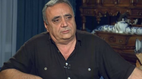 Səhnə ətirli adam…