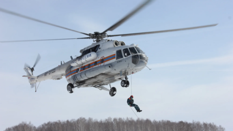 3 nəfəri daşıyan helikopter qəzaya uğradı
