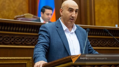 Ermənistan parlamentinin yeni deputatı and içdi