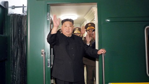 Kim Çen İnin zirehli qatarı - FOTOLAR