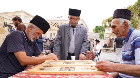 İçərişəhərdə ağsaqqallar arasında nərd yarışması - FOTO
