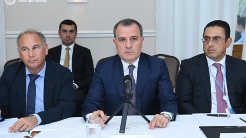 Ceyhun Bayramov dəyirmi masa müzakirələrində iştirak etdi