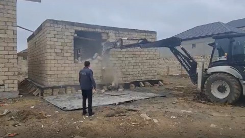 Masazır və Məmmədlidə sənədsiz tikililər söküldü