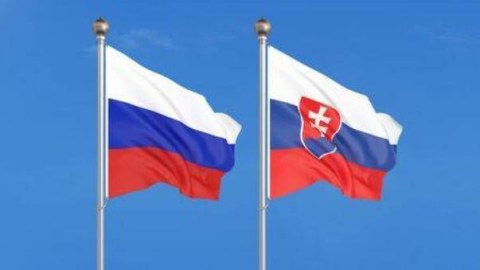 Slovakiya rus diplomatı ölkədən qovur