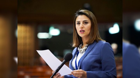 Deputat Parisə gedir