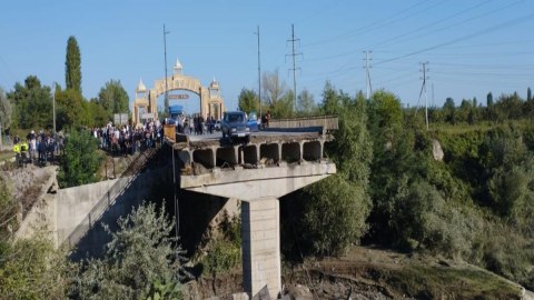Rusiya yolunda uçmuş körpünün sökülməsinə başlanılıb